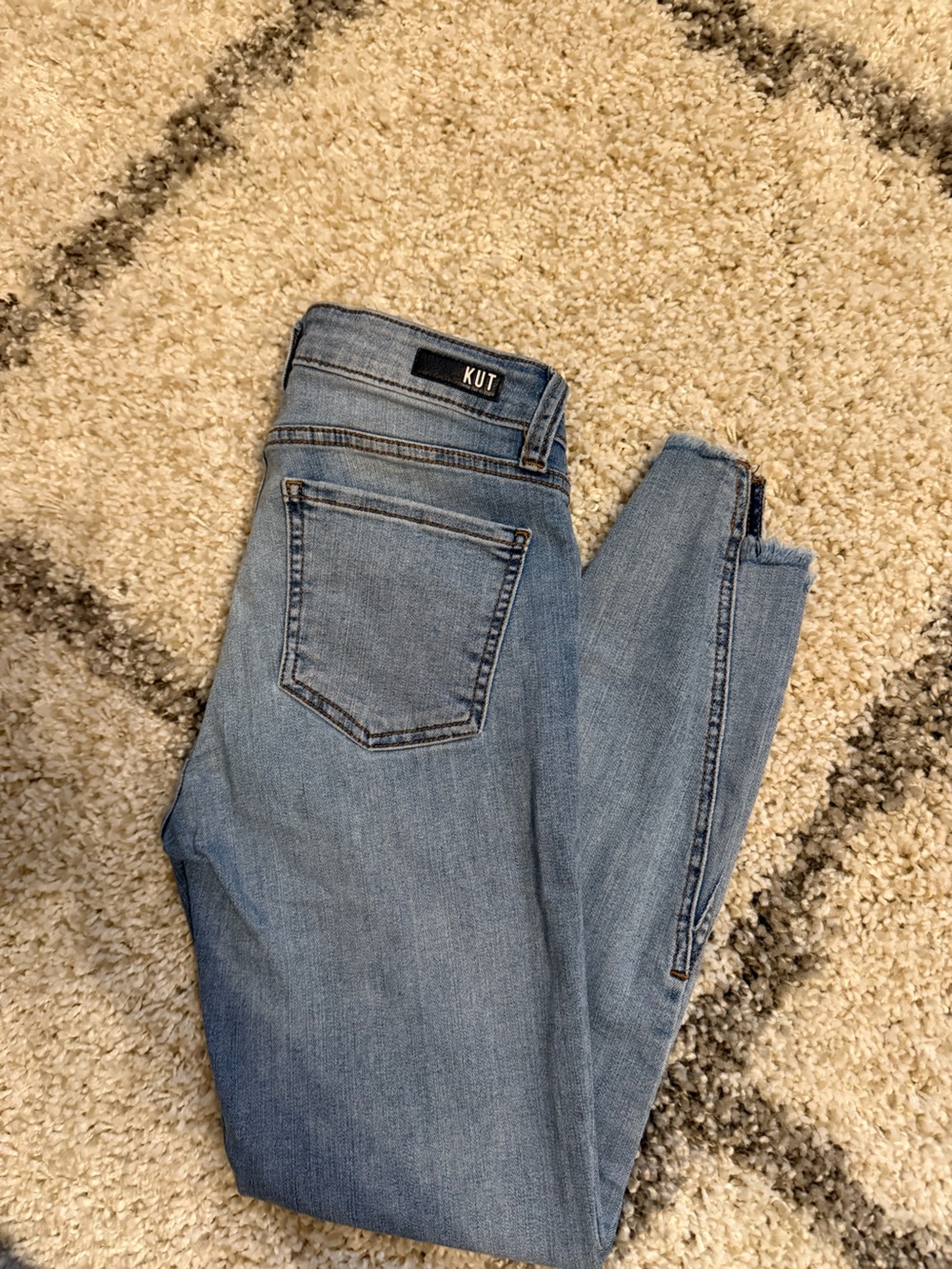 Kut from the Kloth Light Blue Ankle Skinny Jeans size 4